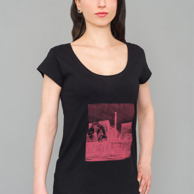 T-Shirt Cuvrystrasse Langes schwarzes T-Shirt mit Rundhalsausschnitt Roter Aufdruck Frau