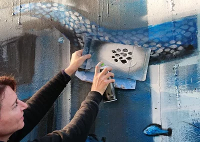 Laeti mit Schablone für die Schlange - Wandbild Laeti-Spot 13-Paris